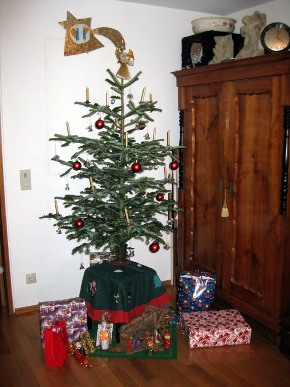 am Weihnachtsbaum die Lichter brennen....