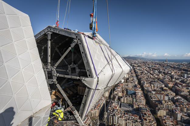 Hanno collocato due bracci della croce della Sagrada Família