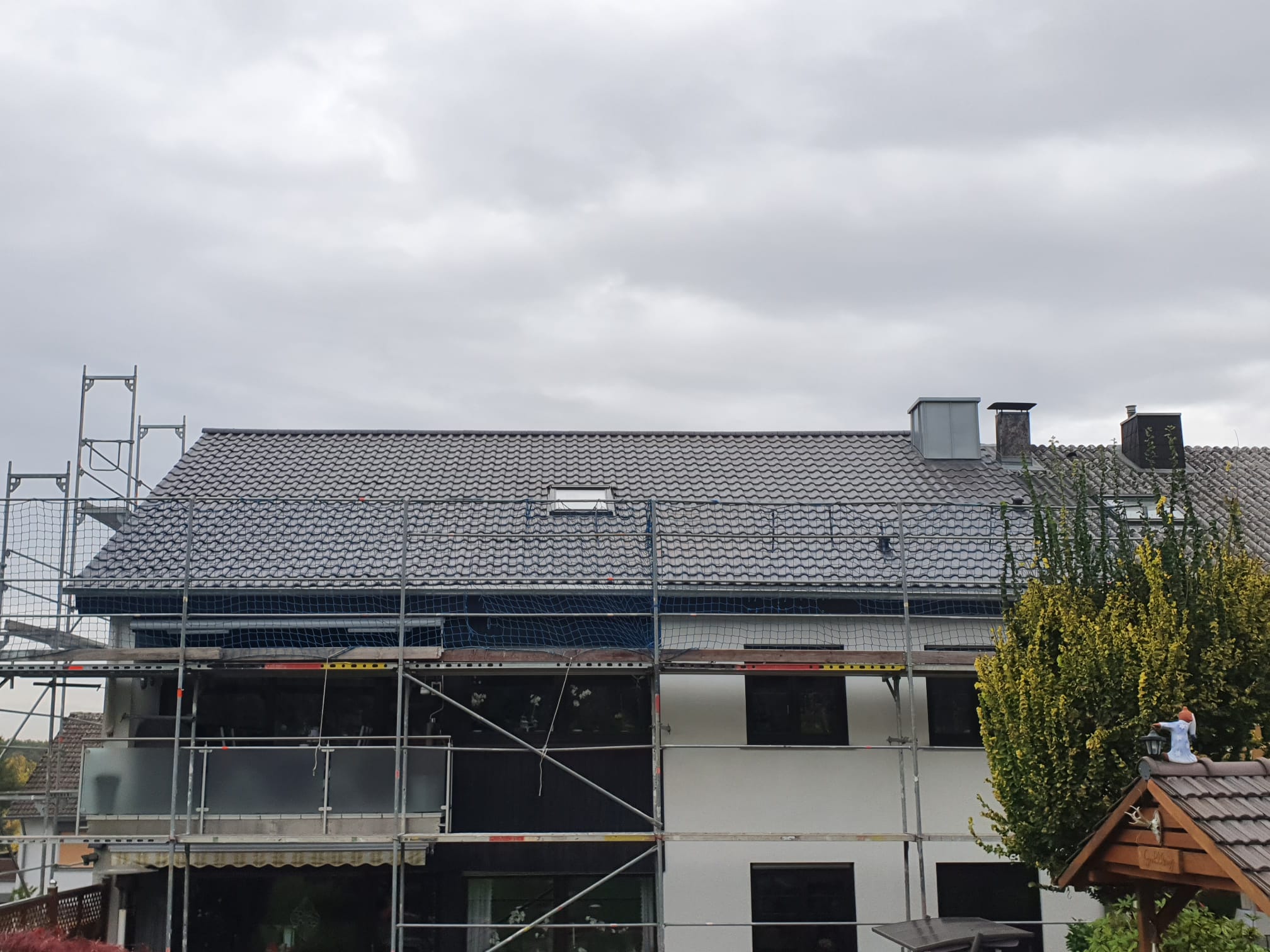 Dachsanierung mit Aufdachdämmung, Eindeckung mit Erlus E58S in Anthrazit, Dachfenstereinbau sowie Kaminbekleidung mit Winkelstehfalzsystem 🏡