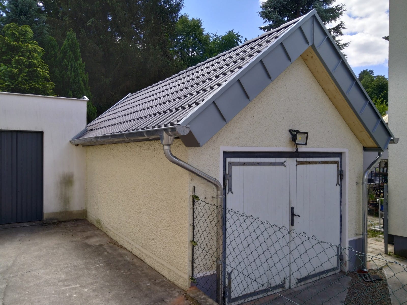 Garagendacheindeckung mit Betondachsteinen