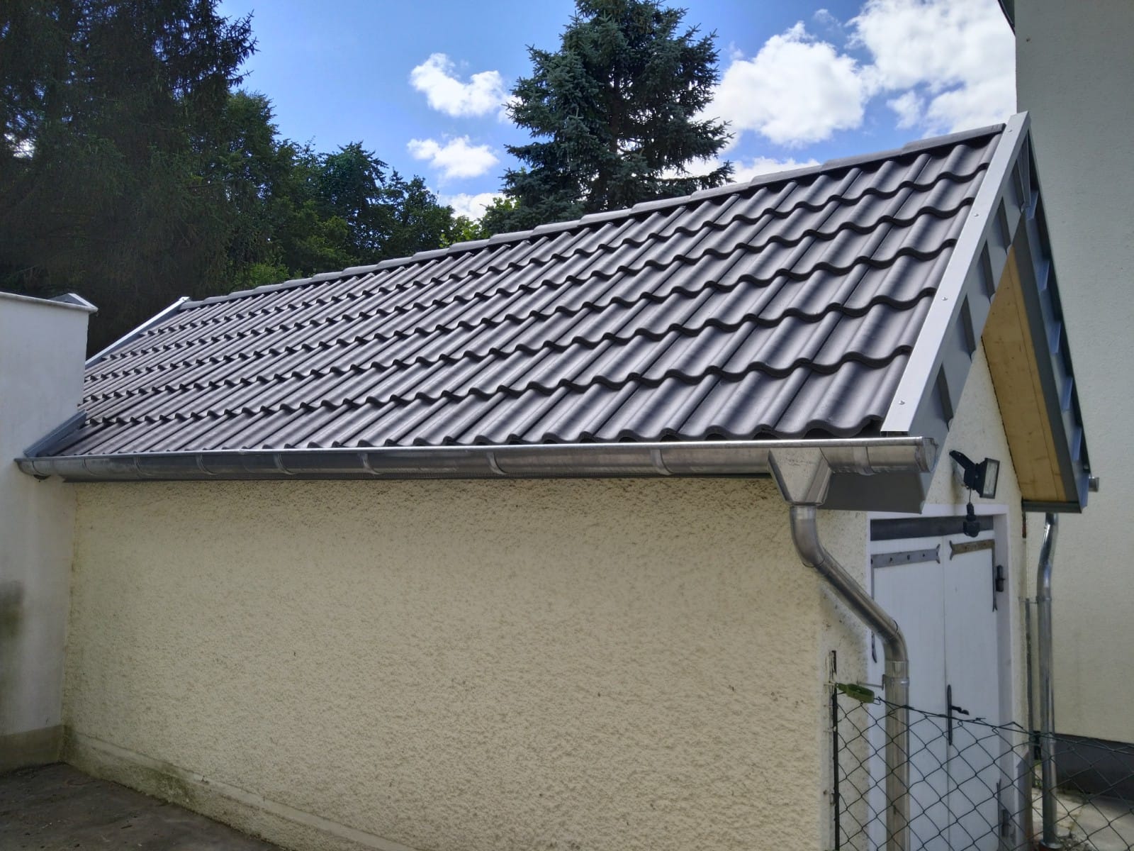 Garagendacheindeckung mit Betondachsteinen