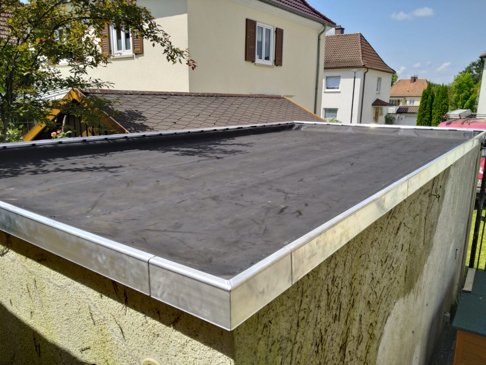 Garagendach als Flachdach, Isolierung mit Resitrix Dachbahnen sowie Dachrandprofil aus Aluminium
