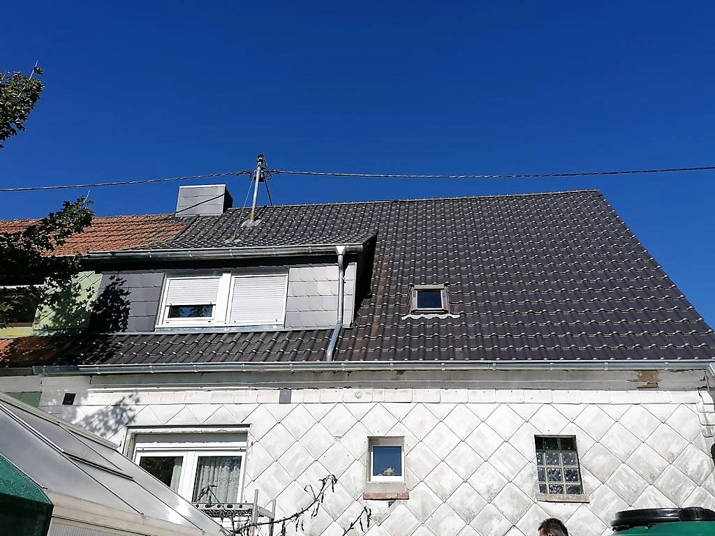 Eindeckung mit  Erlus E 58 S anthrazit engobiert