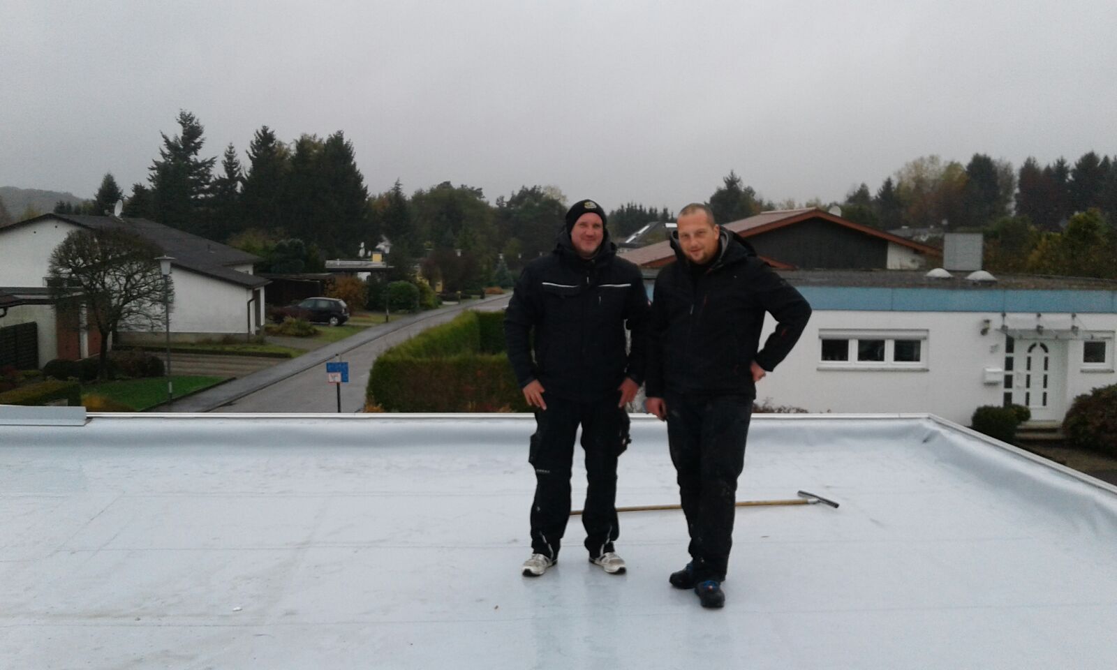 Unsere Fachleute für das Flachdach! Energetische Sanierung eines Bungalows mit Gefälledämmung sowie TÜV-zertifizierte Alwitra-Dachdichtungsbahnen