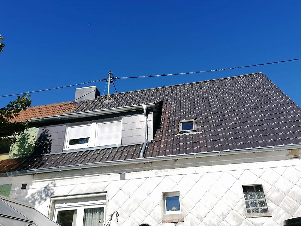 Eindeckung mit  Erlus E 58 S anthrazit engobiert
