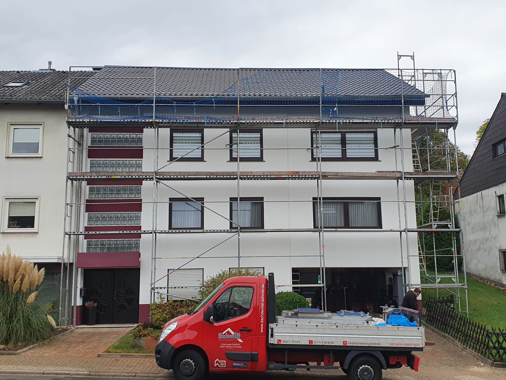 Dachsanierung mit Aufdachdämmung, Eindeckung mit Erlus E58S in Anthrazit, Dachfenstereinbau sowie Kaminbekleidung mit Winkelstehfalzsystem 🏡
