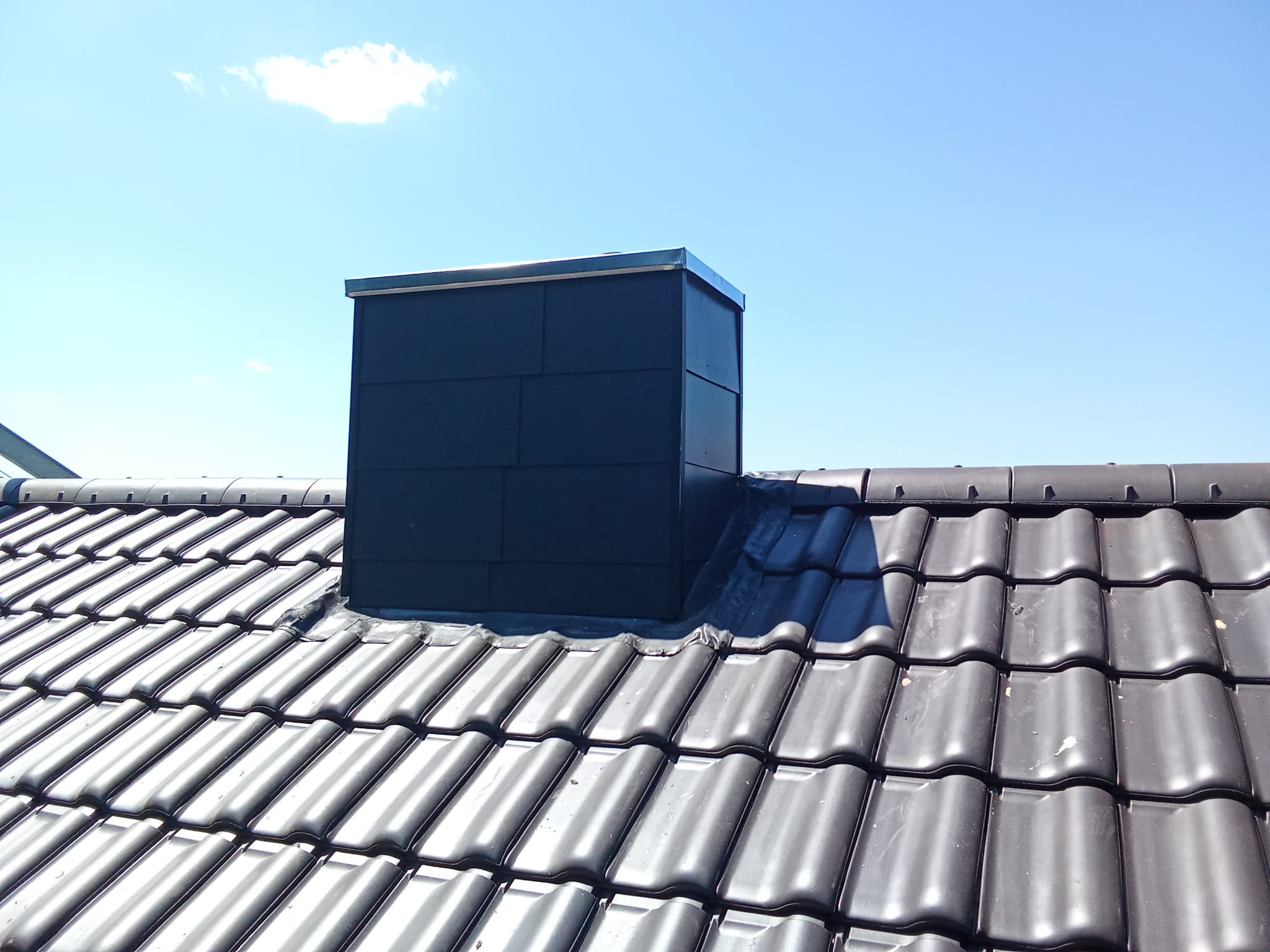 Eindeckung mit Erlus E58S in Anthrazit