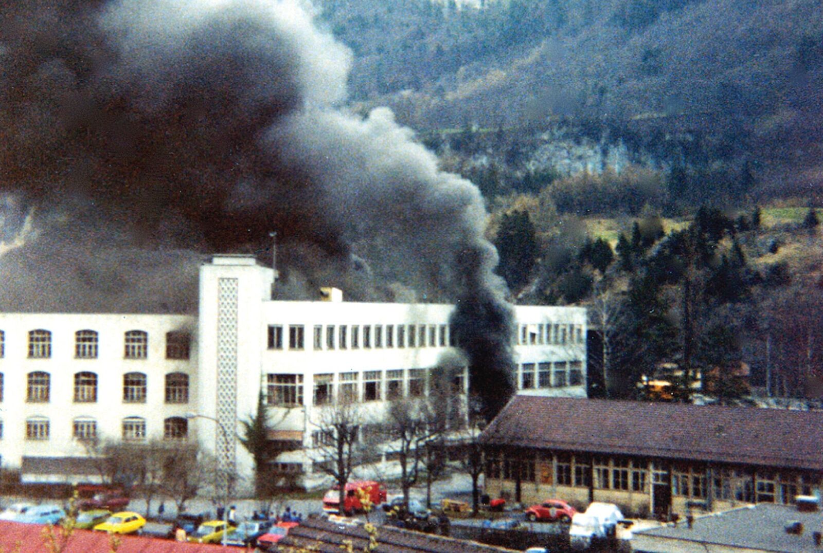 Blick vom Bühl auf die brennende Fabrik.