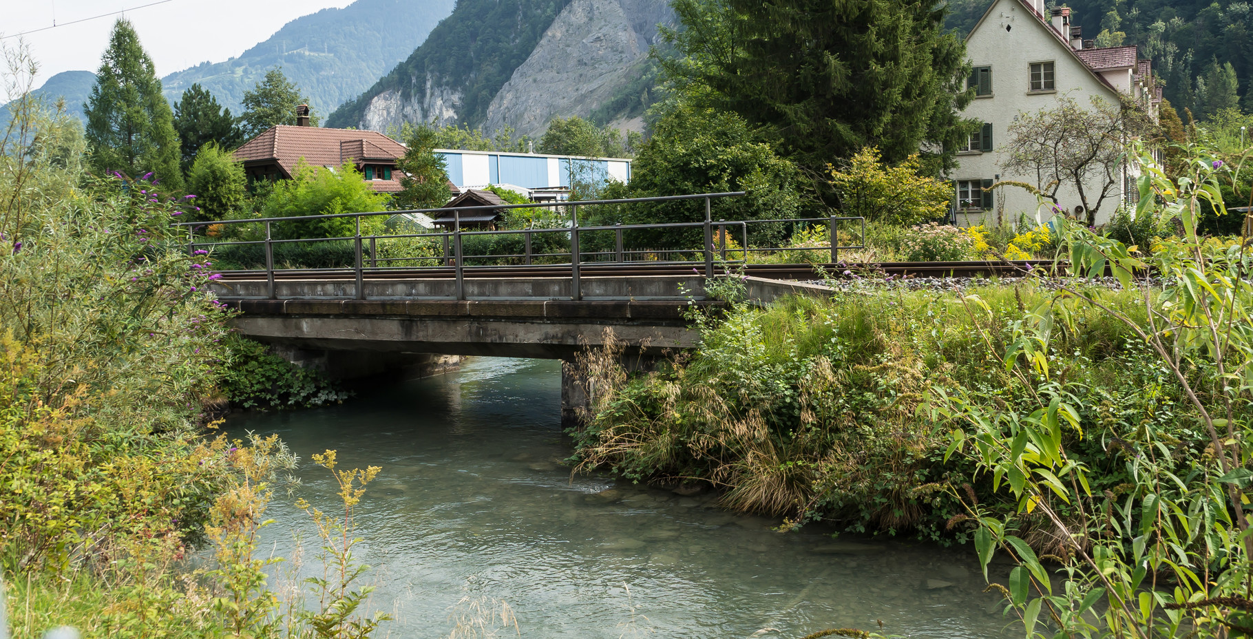 Dorfbach unter Eisenbahnbrücke  Koord.  723096 214545