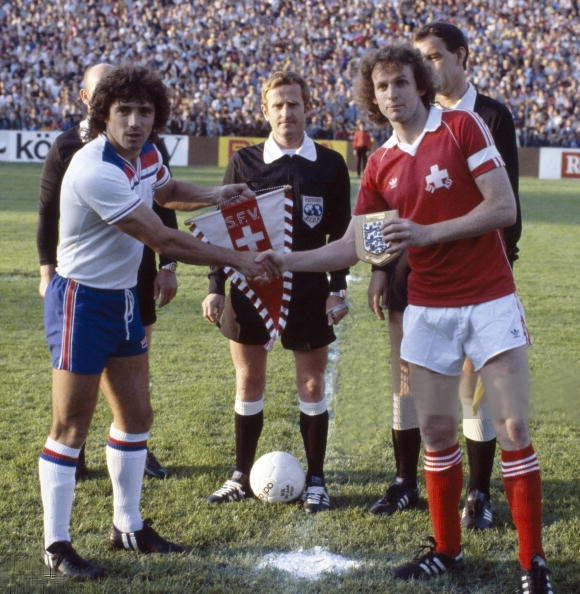 René Botteron als Kapitän der Nationalmannschaft tauscht mit dem britischen Kapitän im St. Jakobstadion die Wimpel aus. Dieses WM Ausscheidungsspiel gewannen die Schweizer am 30. Mai 1981 2:1