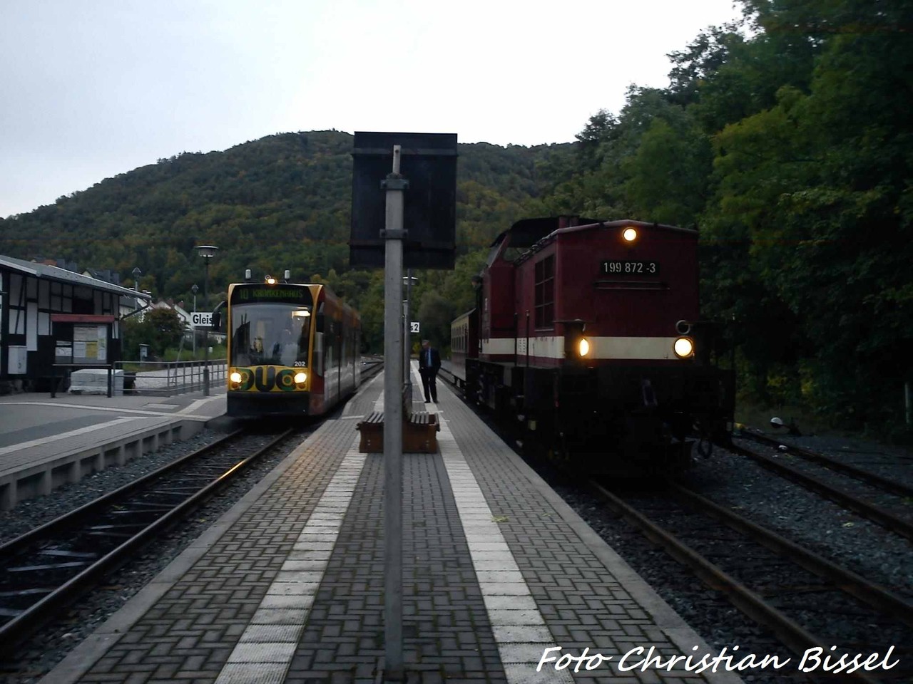 199 872 und eine Combino Duo Straßenbahn im Bahnhof Ilfeld