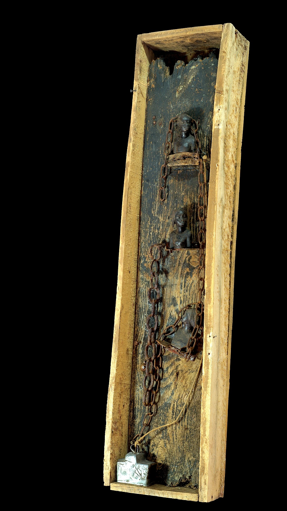 Mukuna Kashala_ Les Enchaînés_2018_bois et fer_collection privée