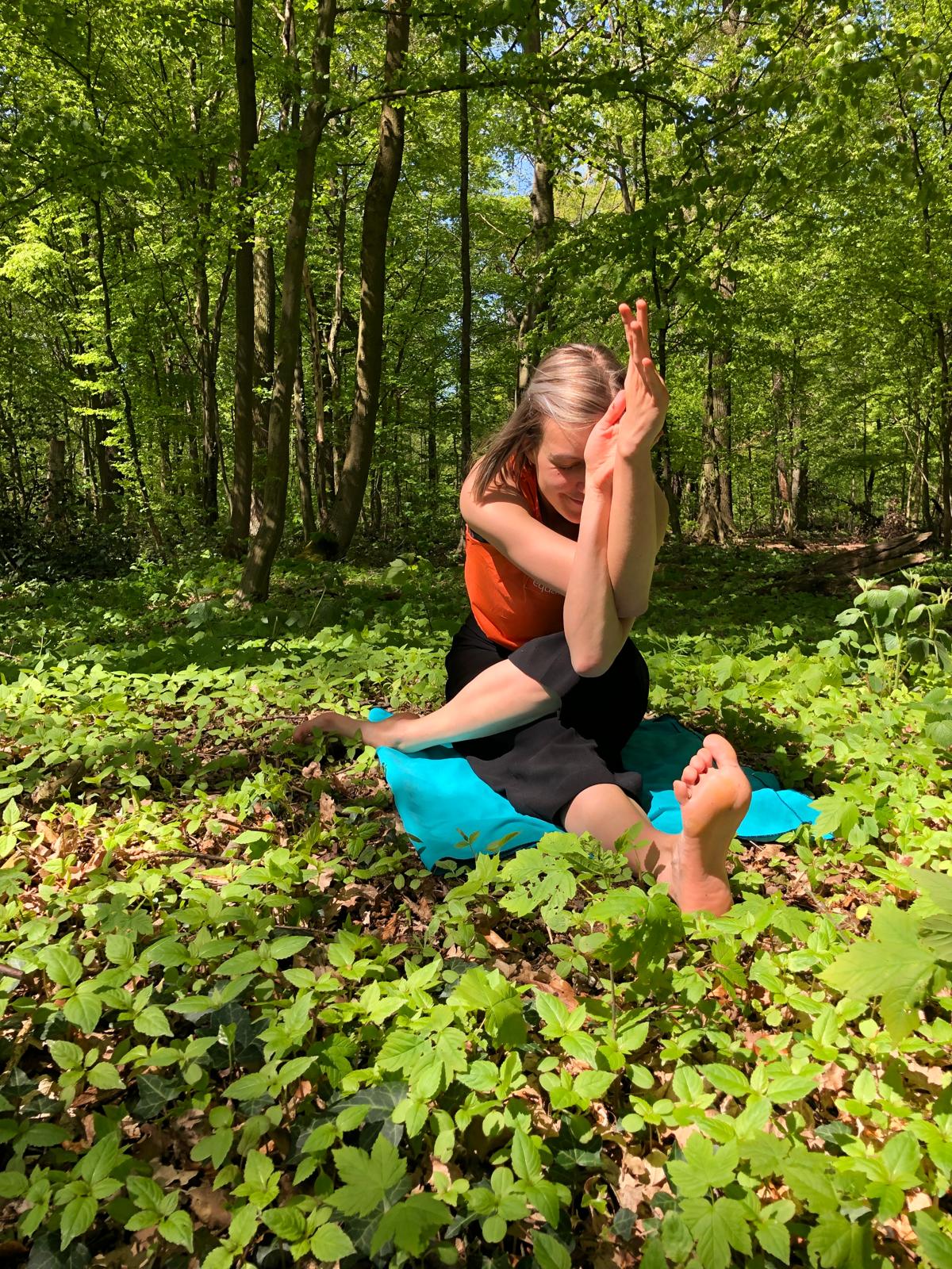 Yogalehrerin Caroline Kopplin beim Yoga inmitten von Giersch