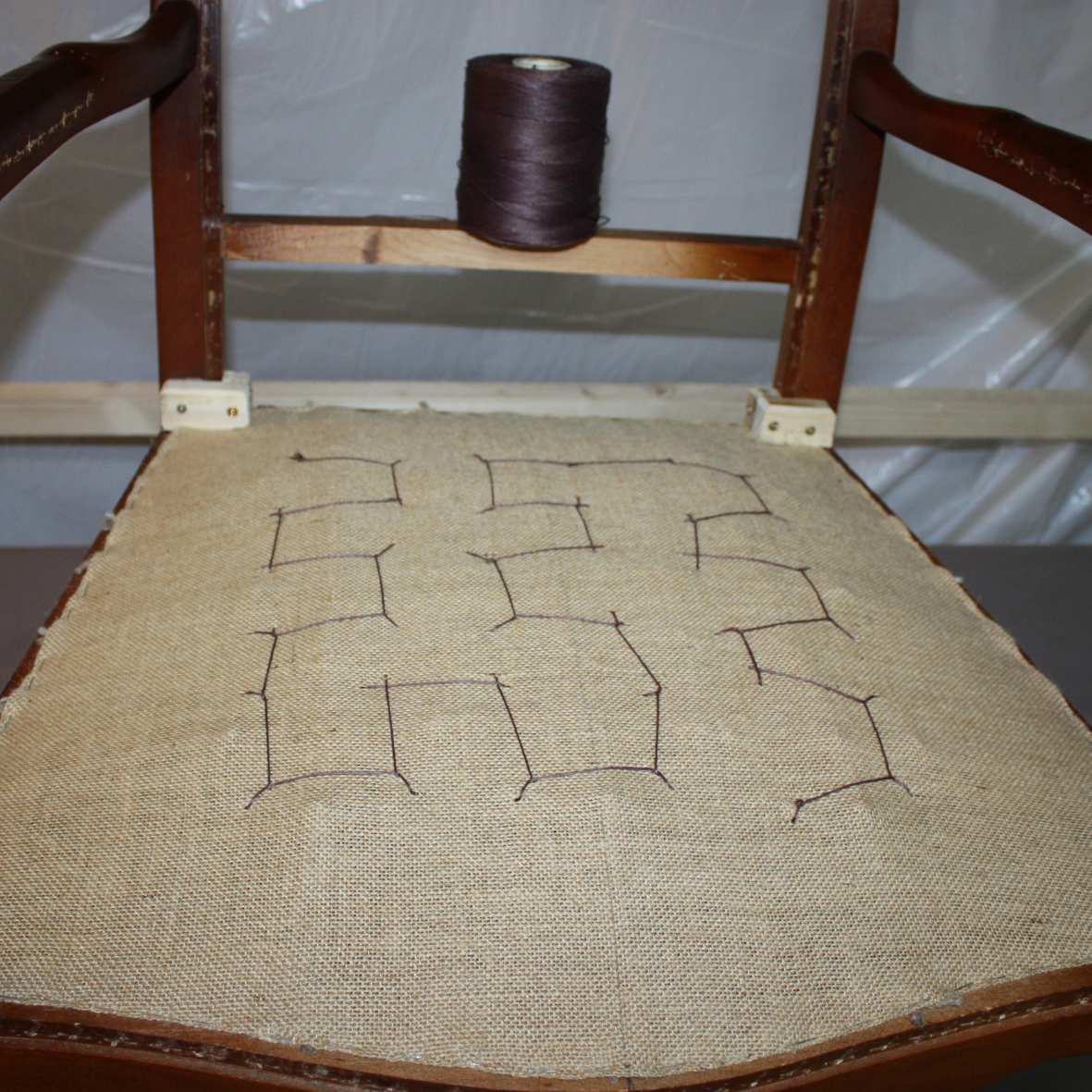 Couture des ressorts sur la toile forte