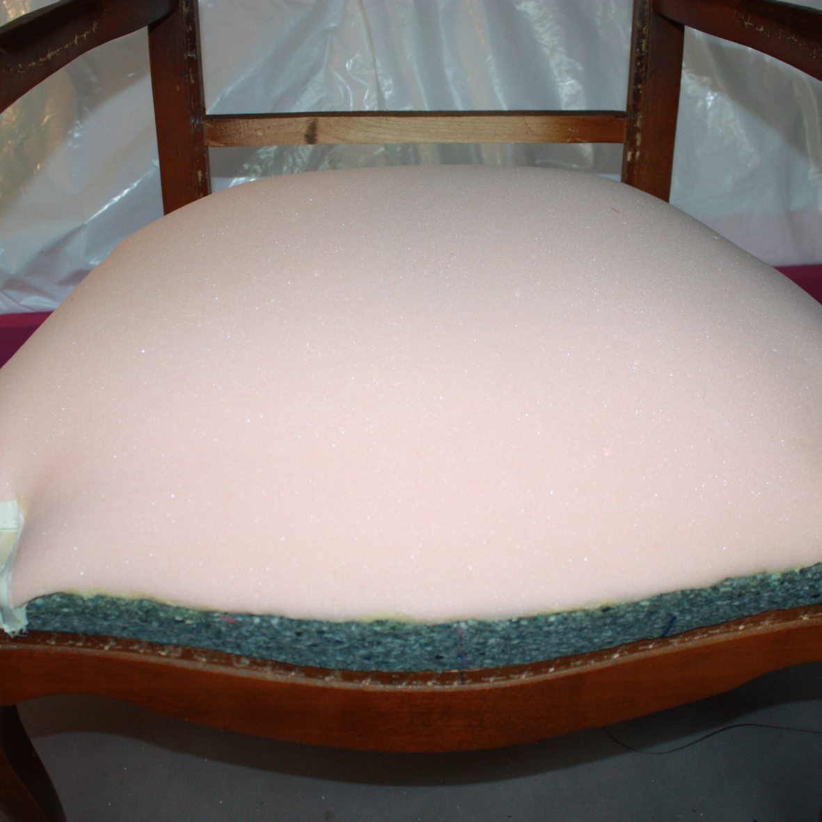 Collage de la mousse d'assise
