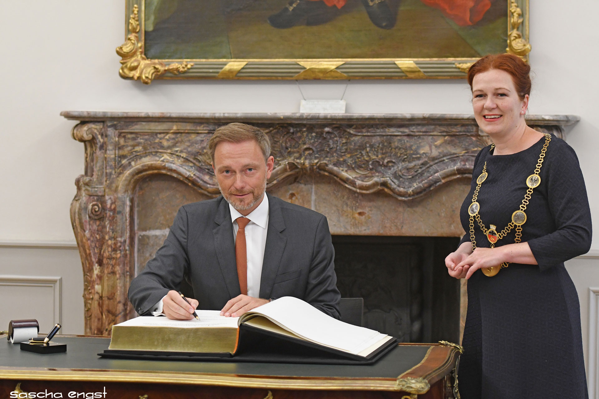 Bundesfinanzminister Christian Lindner (FDP) trägt sich in das Goldene Buch der Bundesstadt Bonn ein.