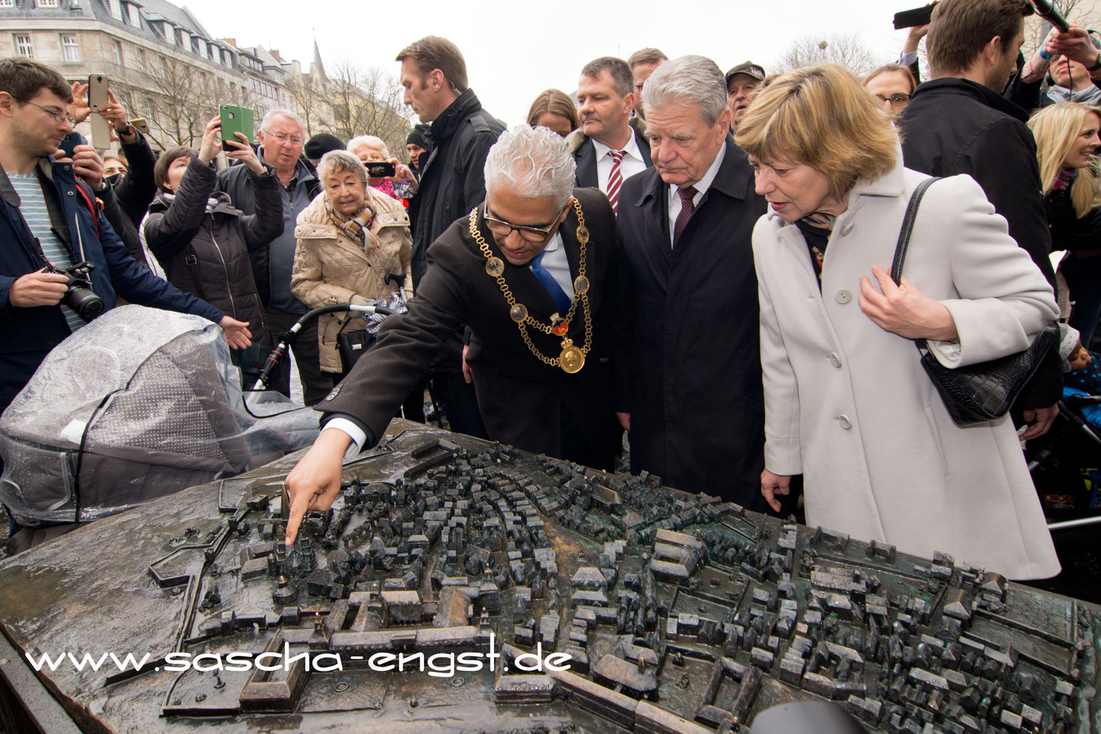 Bonns Oberbürgermeister Ashok Sridharan erläutert dem Bundespräsidenten das bronzene Stadtrelief.