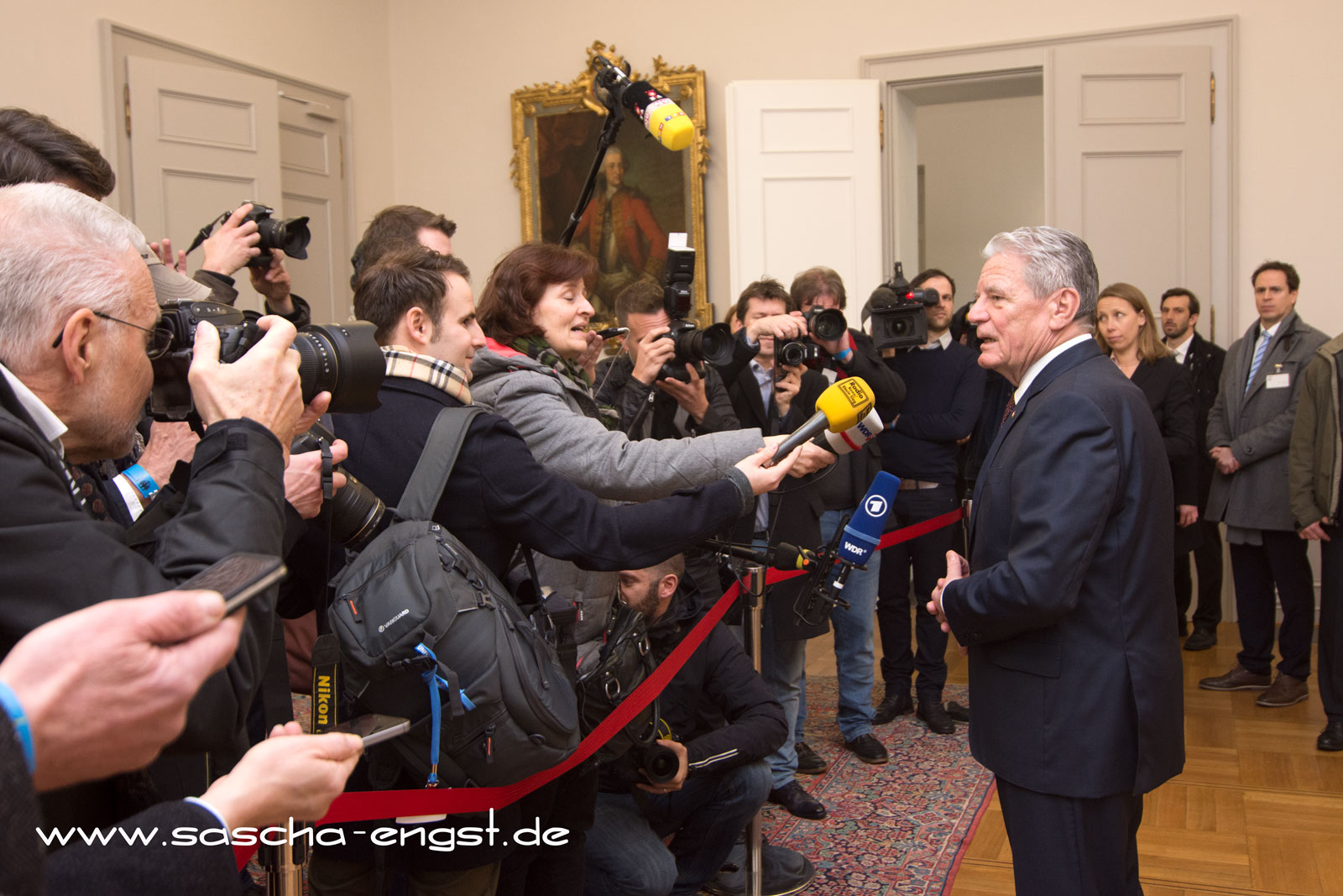 Gauck gibt ein Pressestatement ab.