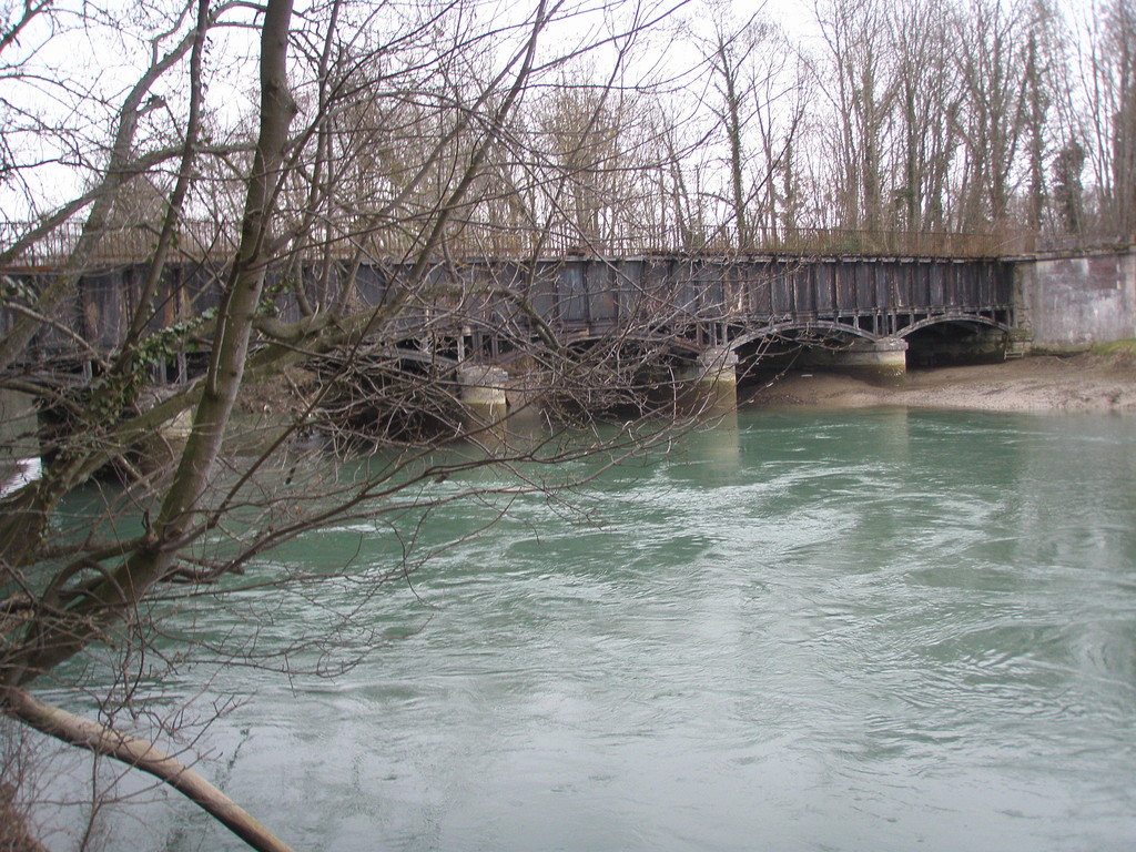 Le Pont Canal de la Haute Seine enjambant la Seine à Barberey Saint Sulpice