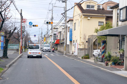 道路の写真散髪屋が右手に見える