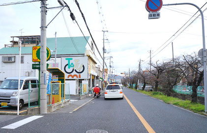 道路の写真自転車屋が見えている