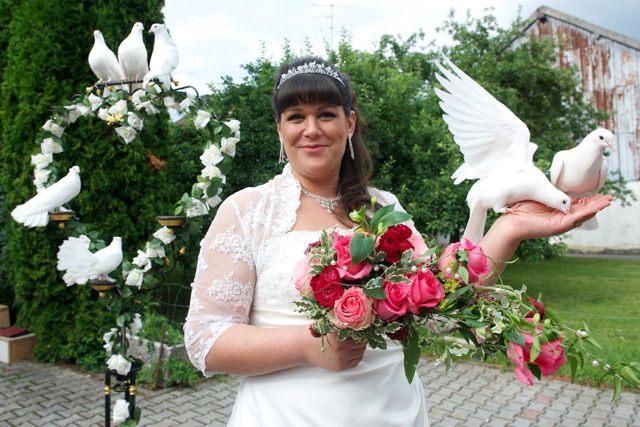 Die Braut mit zwei Tauben auf der Hand