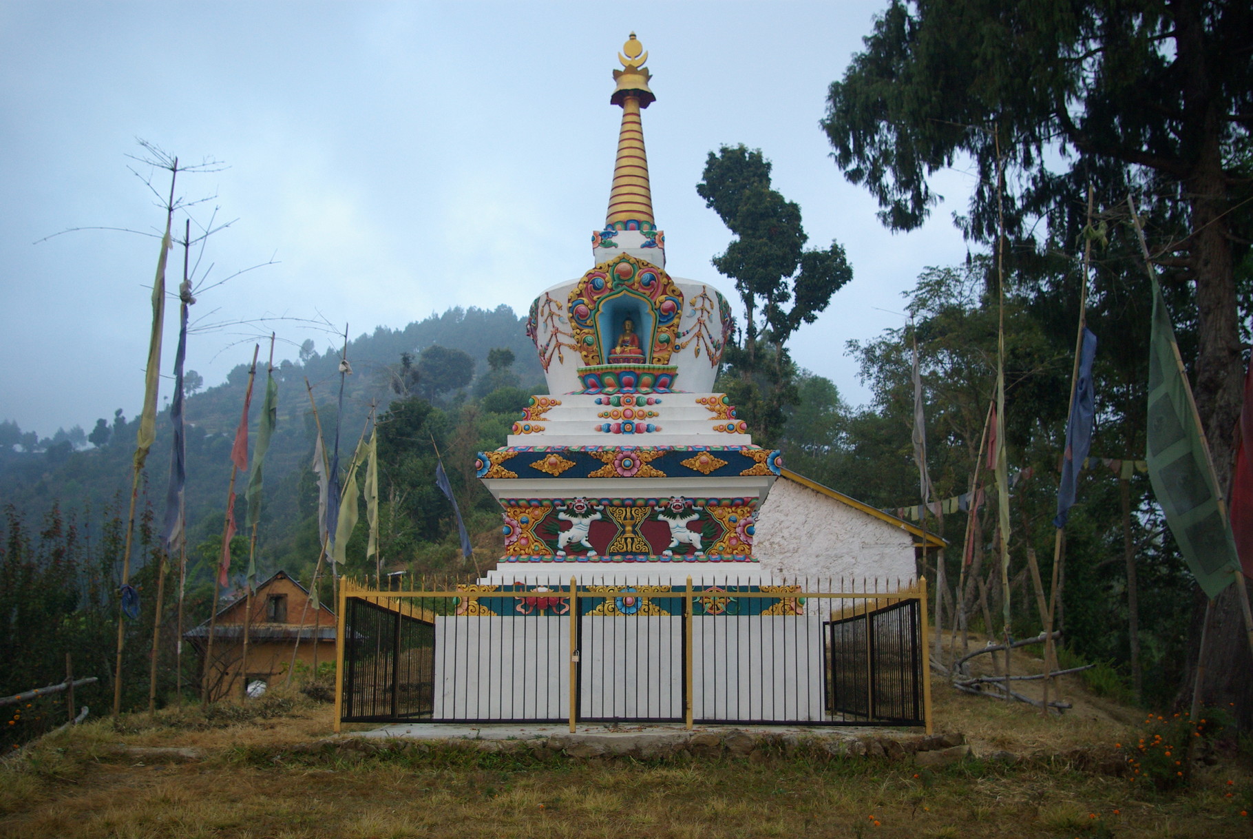 Hier in Shikarpur stehen ein buddhistischer Stupa ..