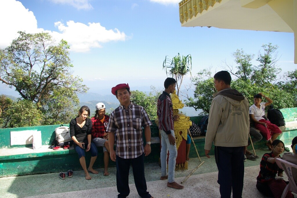 Aung Thu Linn, mit Hut, und einige seiner Studenten.