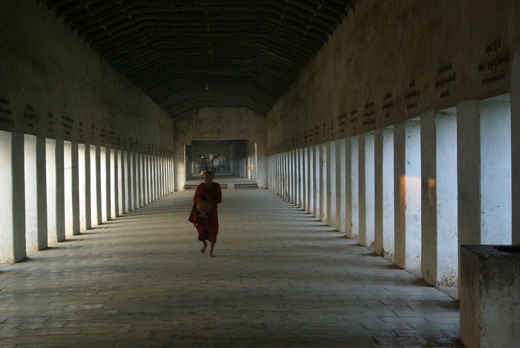 Ein langer Säulengang führt zur Shwezigon-Pagode.