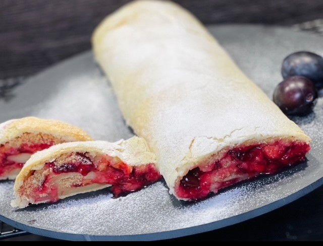 Zwetschgen-Blätterteig-Strudel