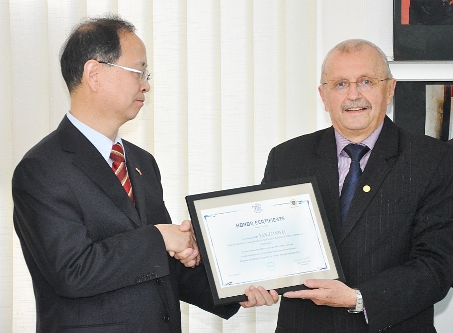 Consilierul cultural Yan Jianwu a fost declarat membru de onoare al Asociaţiei Euro Foto Art Oradea
