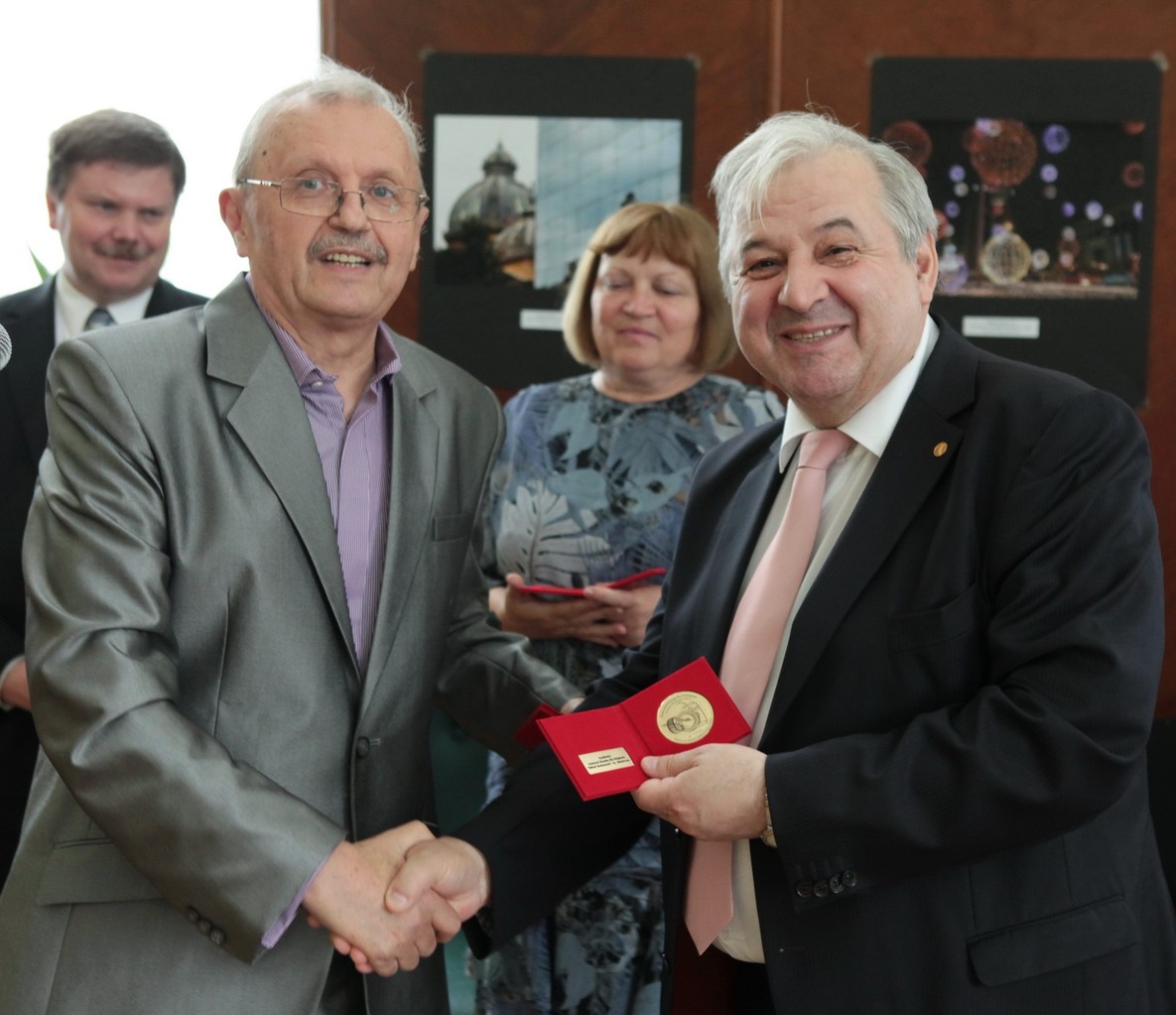 Dr. Valeriu Matei directorul  Institutului Cultural Român Mihai Eminescu din Chişinău, premiat în cadrul Festivalului Internaţional - 30 mai 2013
