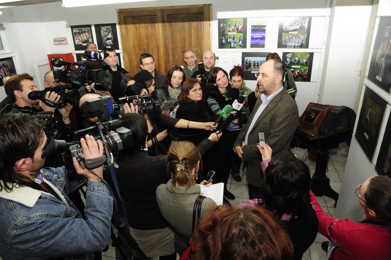 Vernisaj la Oradea, în mijloc ministrul Culturii Kelemen Hunor 