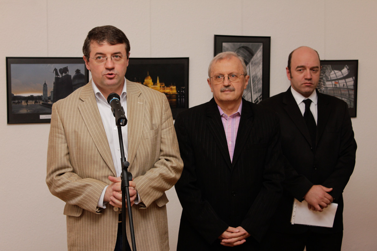 Ambasadorul  României în Ungaria, Excelenţa Sa Victor Alexandru Micula prezent la vernisaj la la ICR Budapesta - 18 ianuarie 2013