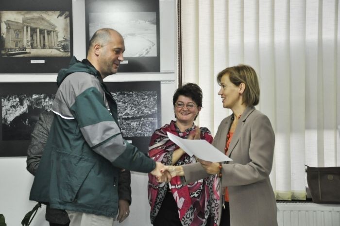 Artistul fotograf  Gavril Mertz  este felicitat de doamna viceprimar Bíró Rozália