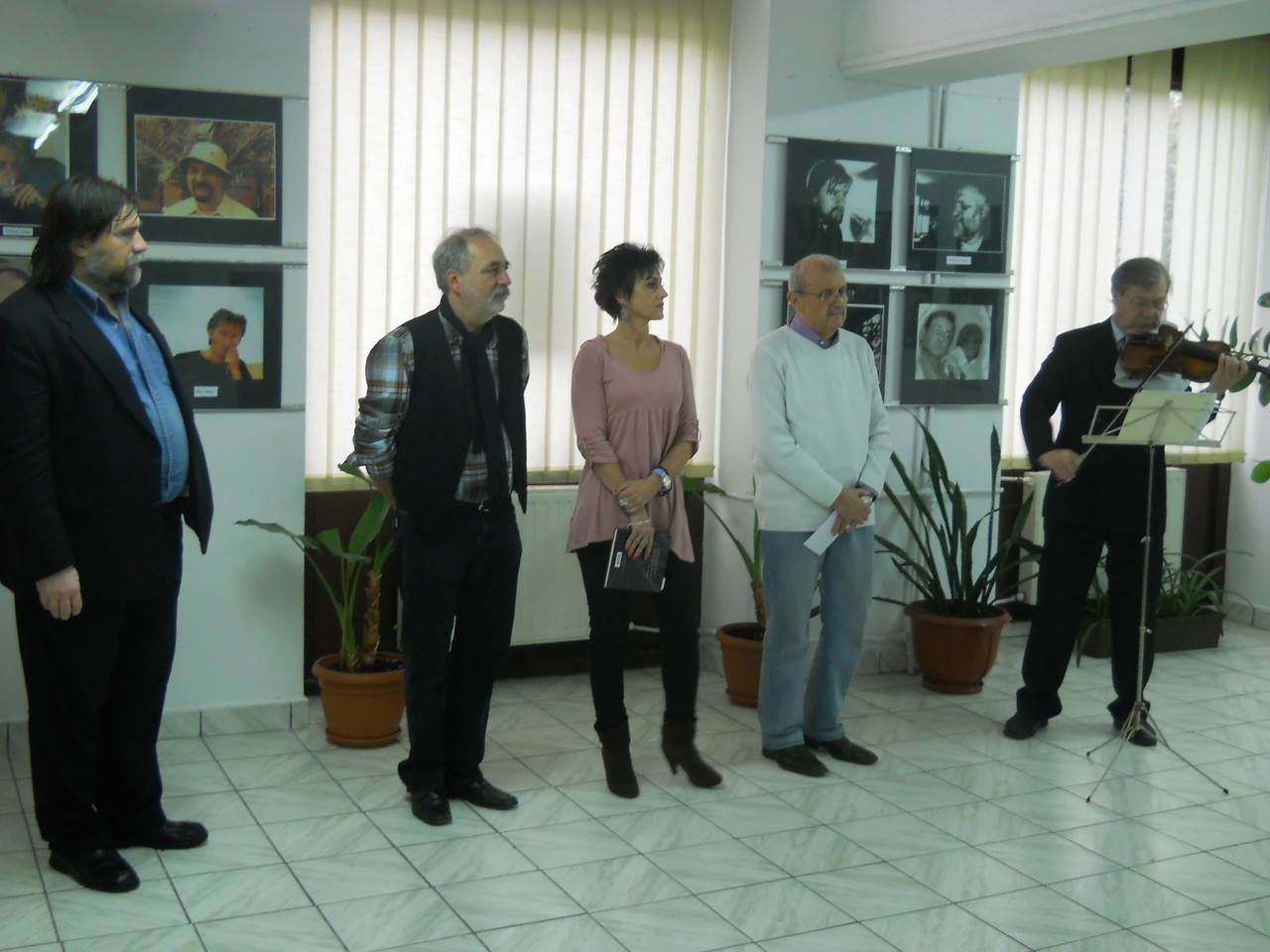 Kocsia Csaba berettyóújfalui fotós Magyar írók portré Kiállítása a Nagyváradi Euro Foto Art Galériában 2013 november 16-án 