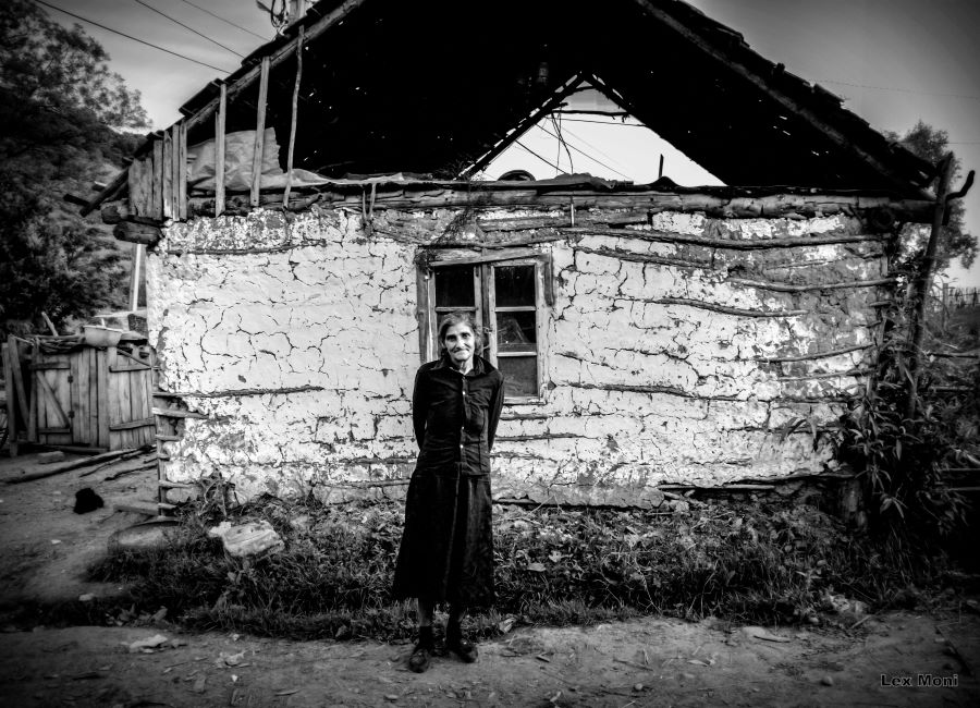 Lex Mónika (HU) - A woman and her house