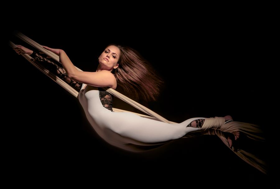 Csörögi Dóra EFIAP (HU) - Elegant levitation
