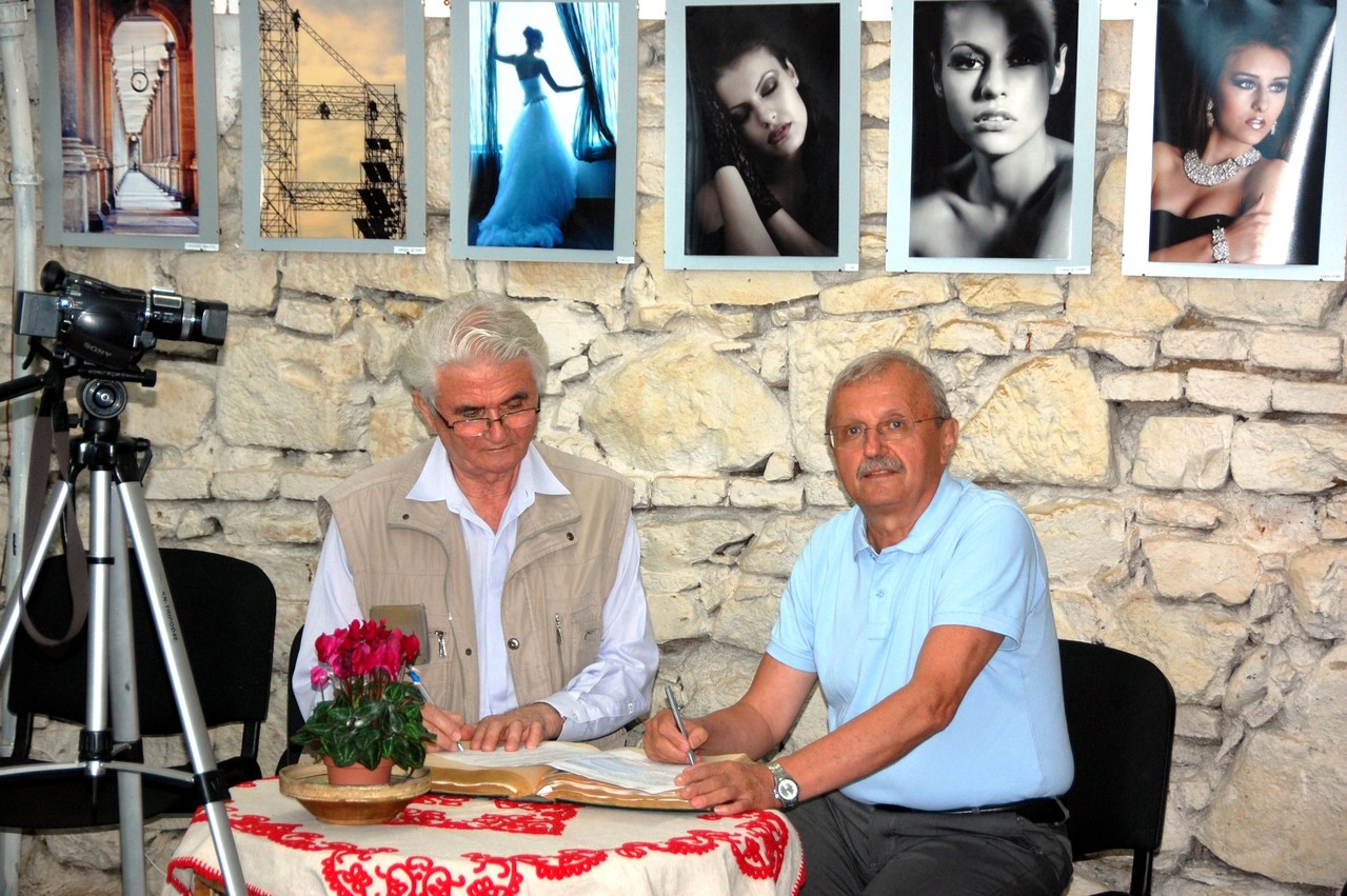 Semnaraea primului procol de parteneriat cu preşedintele Fotoclubului Stars din Cluj Napoca artistul fotograf Essig József - 05 iulie  2013