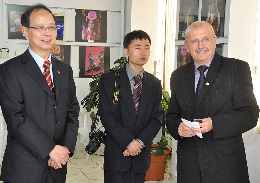 Delegaţia Ambasadei R.P. Chineze în România prezenţi în Galeria Euro Foto Art Oradea - 08 octombrie 2013a