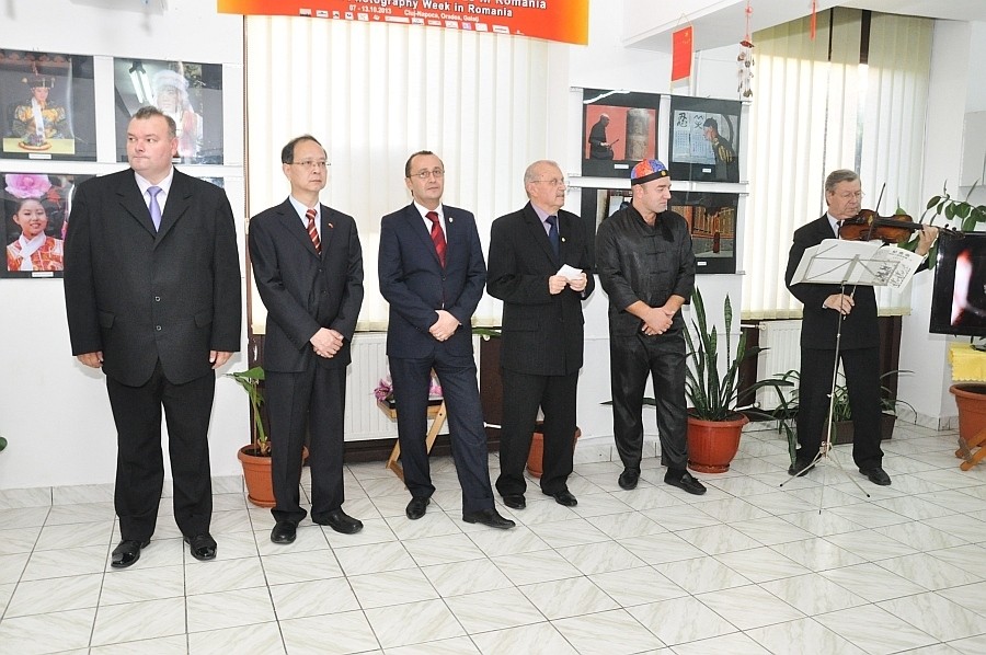 Vernisajul expo Impresii din China ale autorilor Ovi D. Pop - Ştefan Tóth AFIAP vernisată în cadrul Săptămânii Fotografiei Chineze în România - 08 octombrie 2013, în Galeria Euro Foto Art 