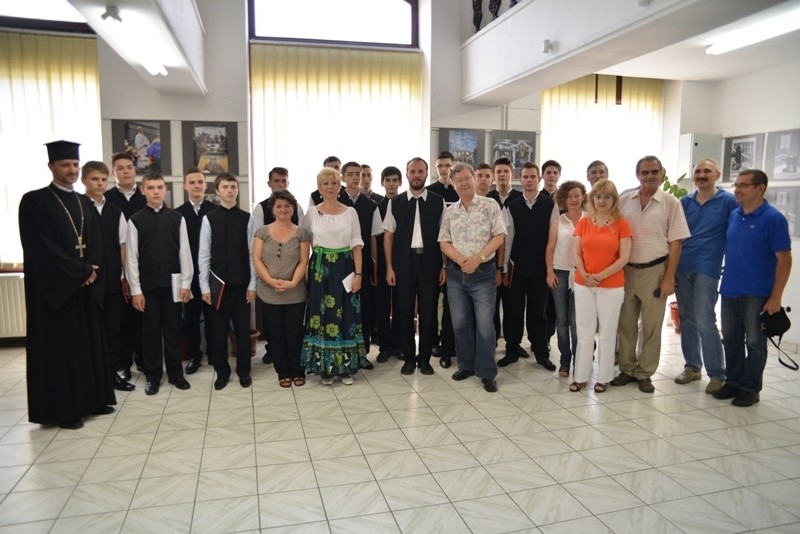 A Jászvárosi Fotóklub kiállításának megnyitója a Nagyváradi Euro Foto Art Galriában , 2013 május 31-én