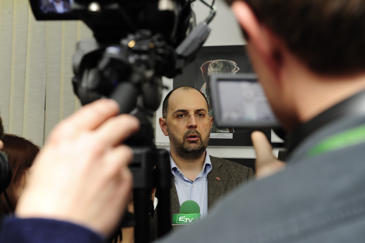 Vernisaj la Oradea, în mijloc ministrul Culturii Kelemen Hunor