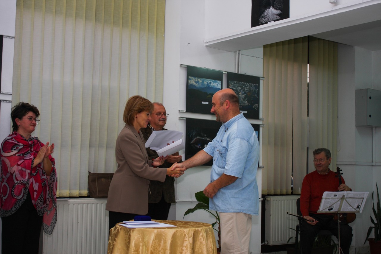 Premiatul Claudiu Szabó EFIAP din Oradea este felicitat de doamna viceprimar Bíró Rozália