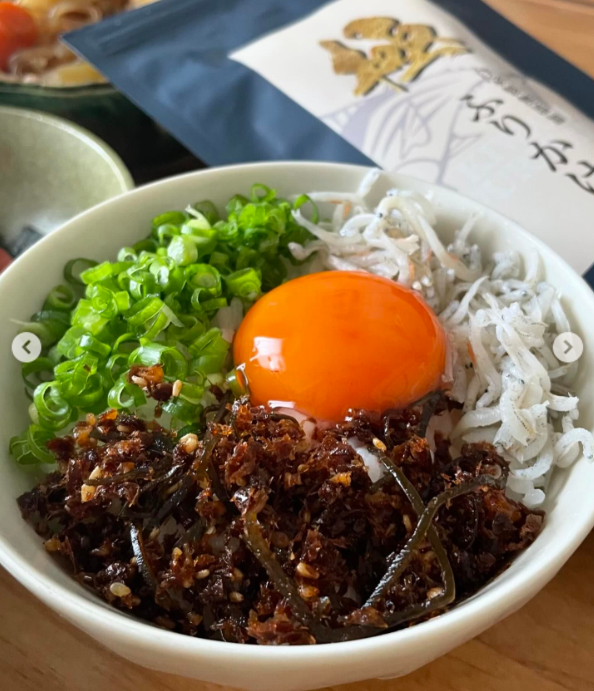 極ふりかけを楽しむ卵かけご飯