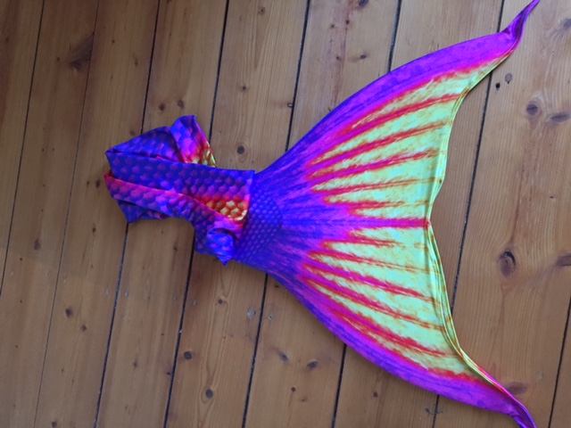 Eine unserer farbenfrohen Mermaid-Flossen