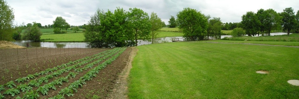 Vue sur la Sèvre, à 100 mètres, au fond des jardins...