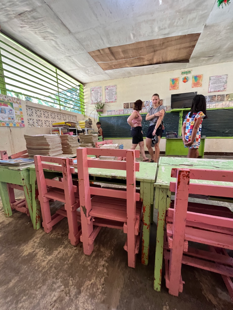 Besuch der Volksschule in Cabugao