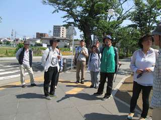 馬出門前：その先の朱塗りの”学び橋”は嘗て城内に在った小学校の通学用とのこと