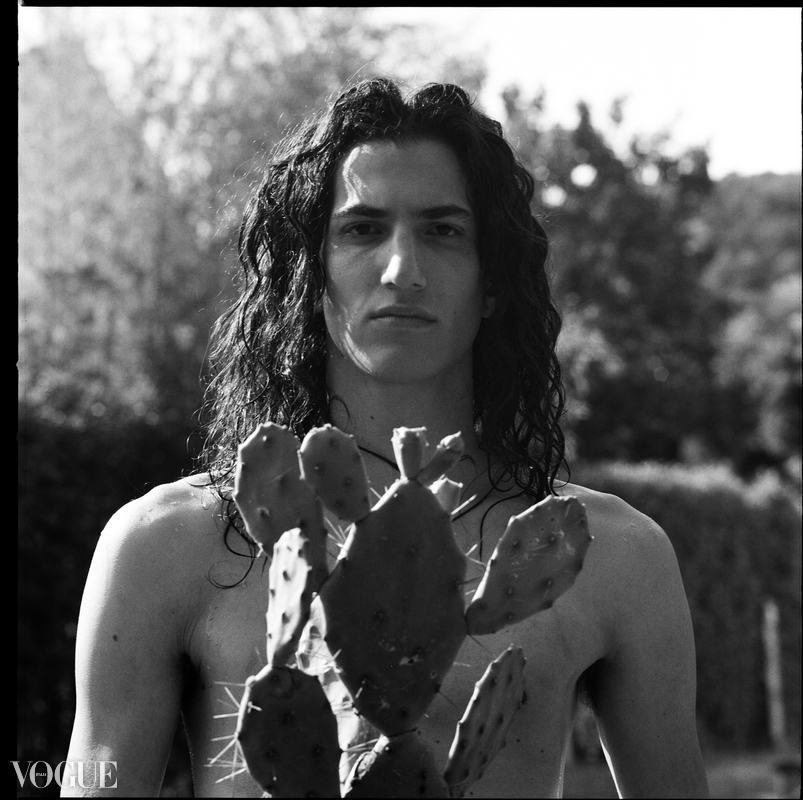 Portrait argentique homme en noir et blanc à Paris retenue par la Photo Vogue Italia